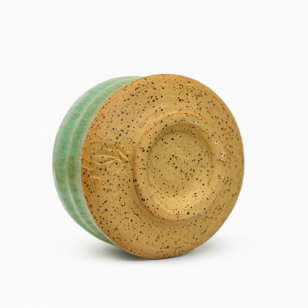 Czarka ceramiczna zielona 300 ml – toczona na kole garncarskim